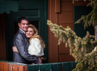 Inspired by their New Year’s Eve wedding date, Shelby Smith (29 and an interior designer) and Wyatt Guddeck (30 and a sales representative) had a glam
