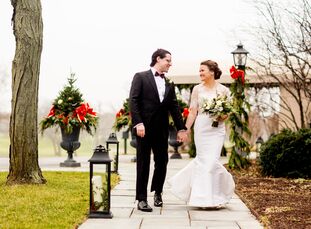 With a romantic woodland aesthetic in mind, Claire Burke (29 and a fundraiser for Northwestern University) and Max Quinlin (29 and an MBA student) pla