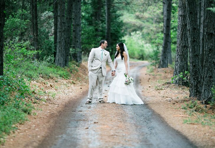 Accents of lace, burlap and wood, combined with the natural surroundings of greenery, tall trees and mountains, served as a strong foundation for this