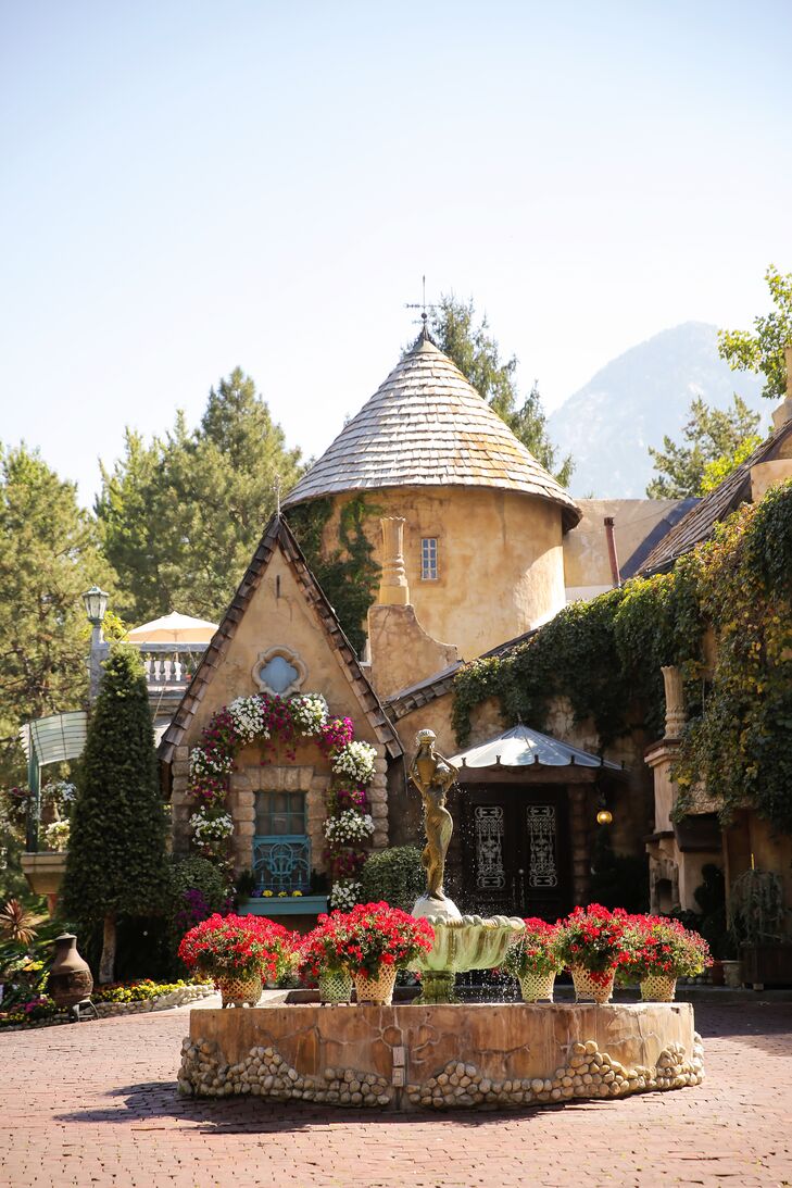 La Caille in Sandy, Utah, provided a classically romantic setting for Courtney and John's contemporary affair.