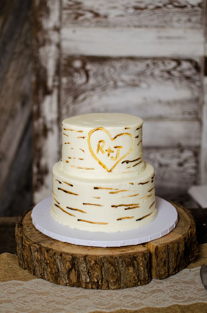 Going along with their natural, rustic theme, Jada and Ryan’s wedding cake was perfect. It looked like birch wood, with their initials carved in the center.