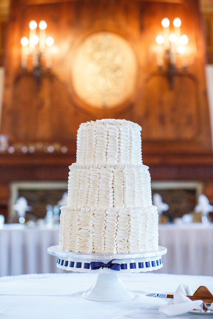 A gluten-free wedding cake in a bright key lime flavor by Sweet Ali’s Bakery in Hinsdale, Illinois allowed Jennifer, who has a gluten sensitivity, to indulge in the sweet wedding tradition.