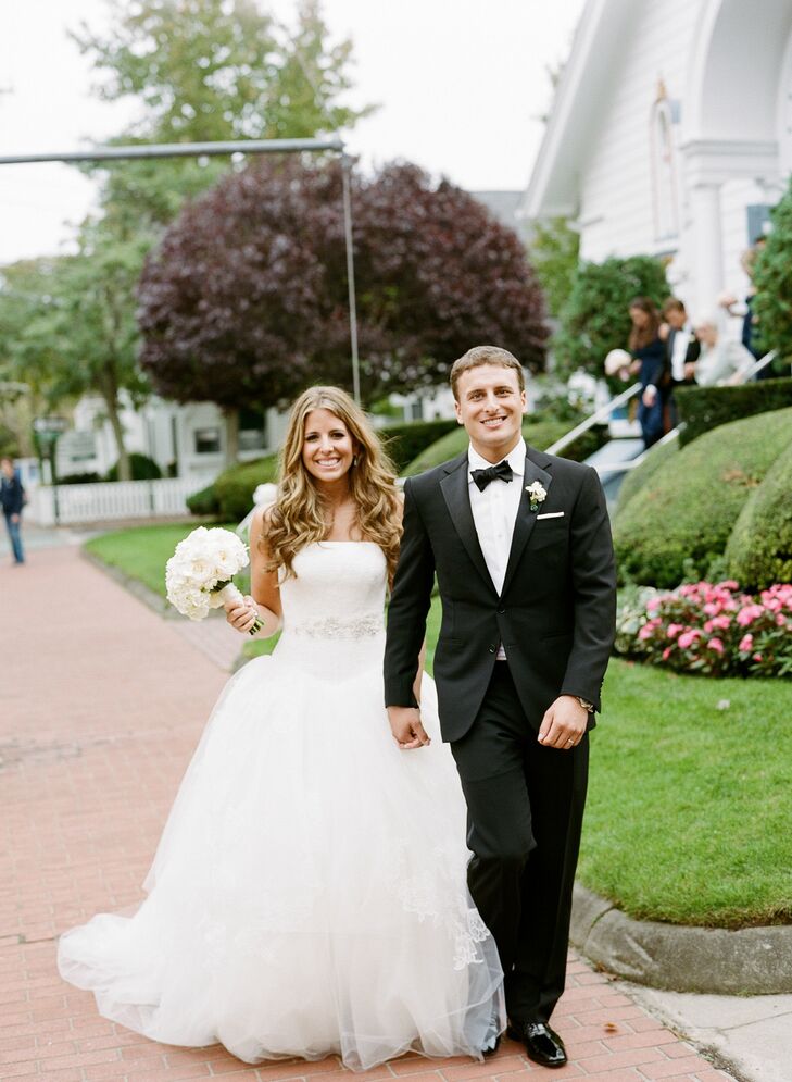 Caity Barber and Nicholas Carlucci’s wedding was all about classic elegance and sophistication. Martha’s Vineyard had always been a special place for 
