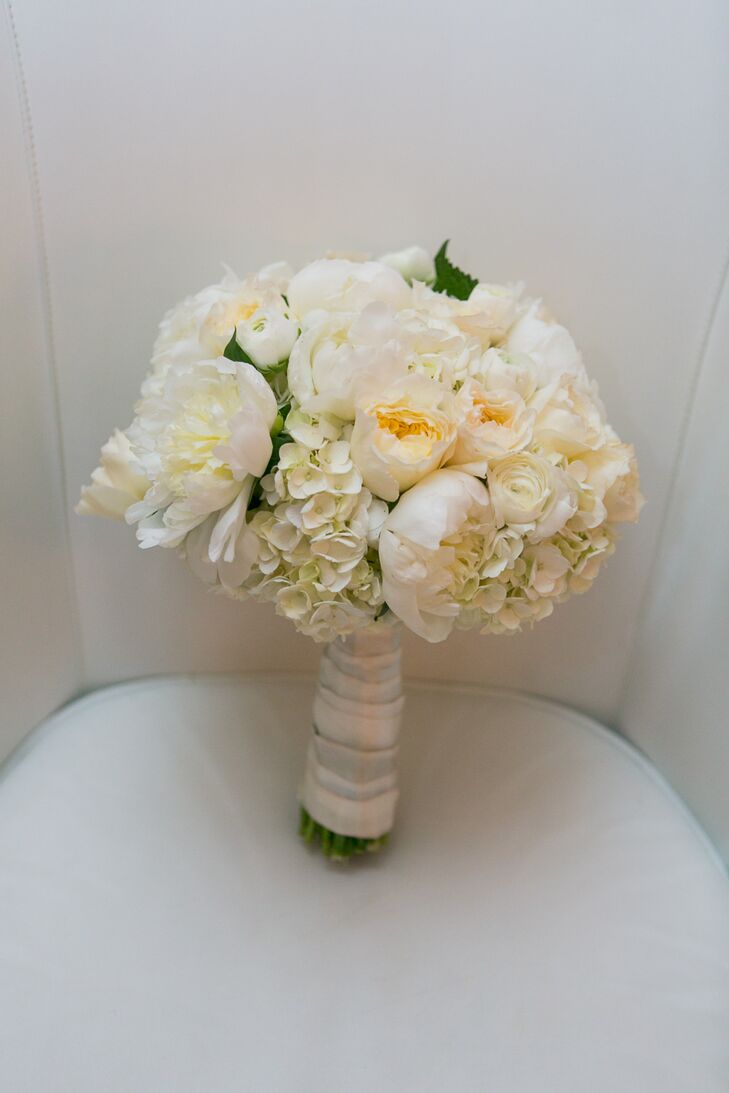 Meghan carried an ivory bouquet with peonies, garden roses and hydrangeas. The arrangement was wrapped by ivory ribbon.