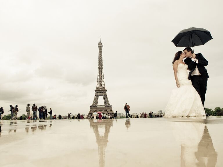 Rainy day wedding at Villennes-sur-Seine, France