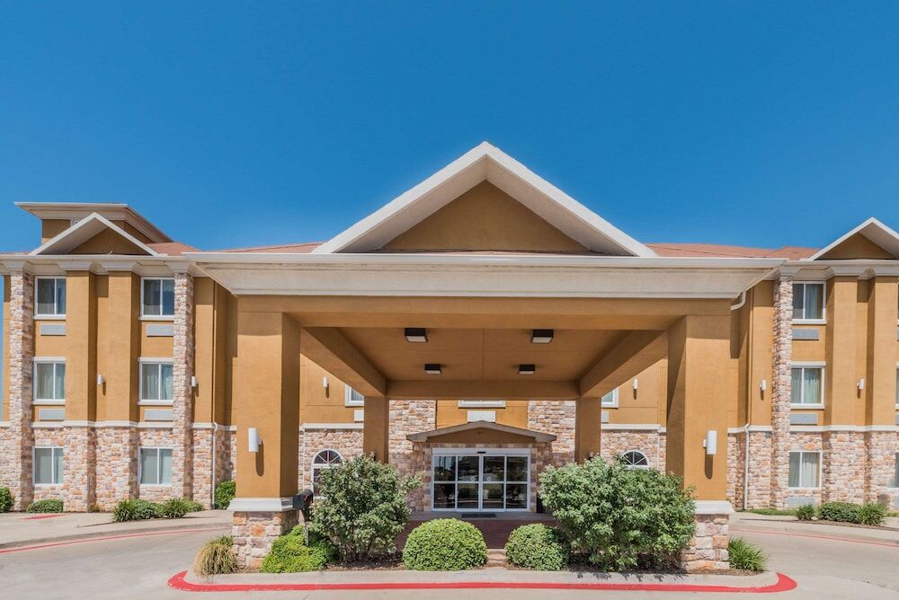 Picture of Days Inn & Suites by Wyndham Cleburne TX