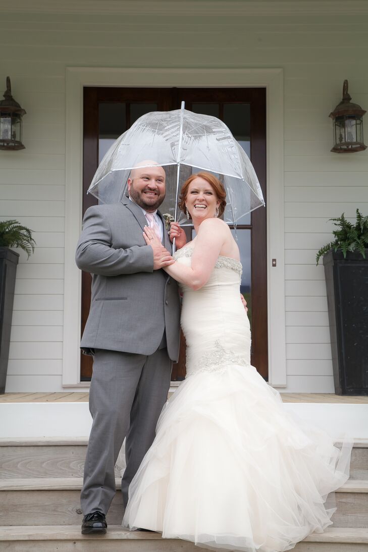 After getting engaged with roses and a pale pink cake, Lindsey Sutton (26 and in sales) and Matt Farmer (31 and a hair stylist) incorporated these two