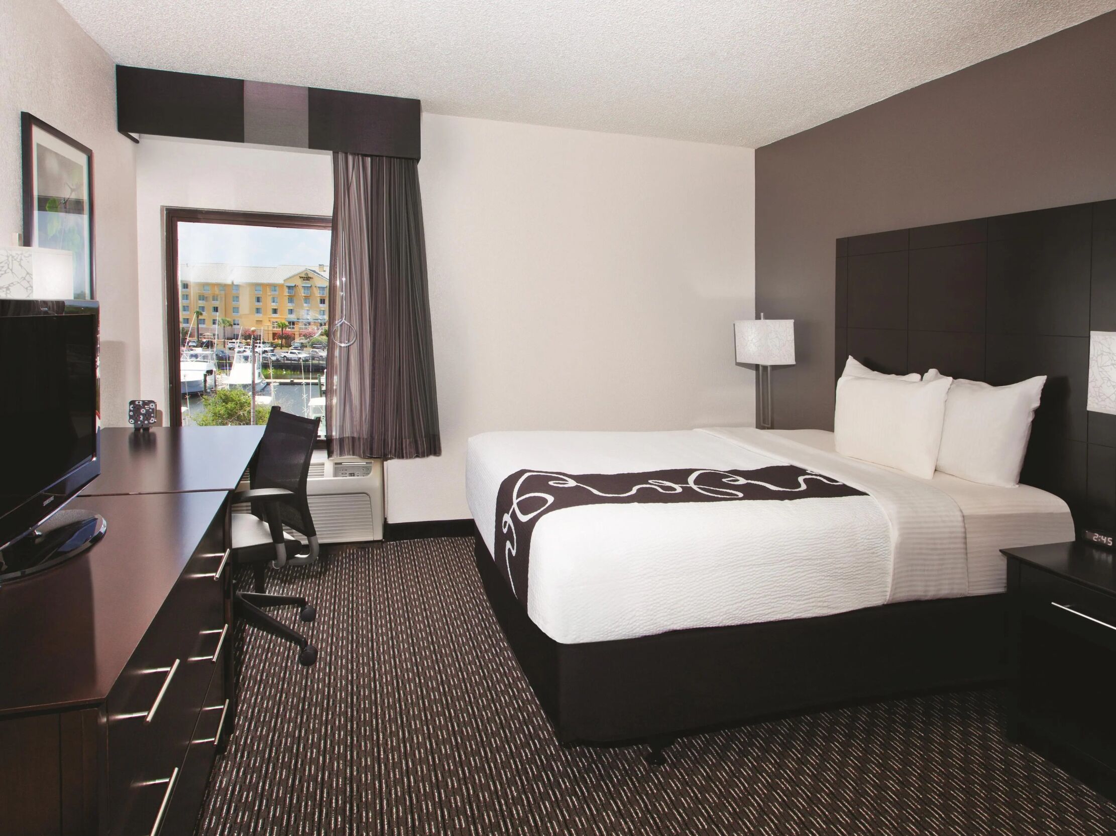 Picture of La Quinta Inn & Suites by Wyndham Charleston Riverview