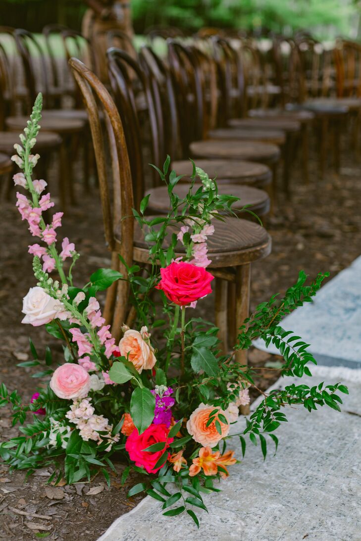 Aisle Decoration With Roses and Snapdragons