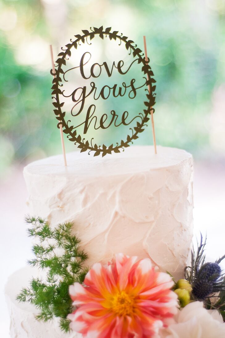 Lauren and Van played up the fall season with a tiered white wedding cake with pumpkin and raspberry flavors.