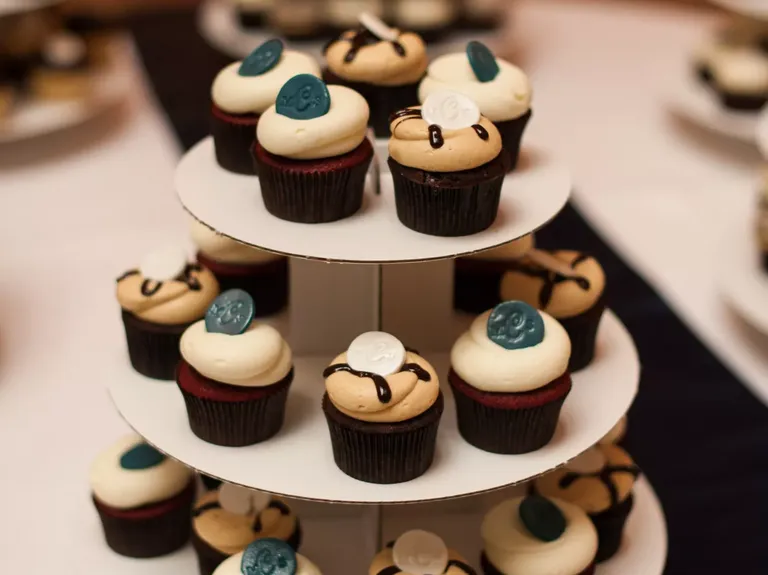 Simple Wedding Cupcakes With Fondant Accent