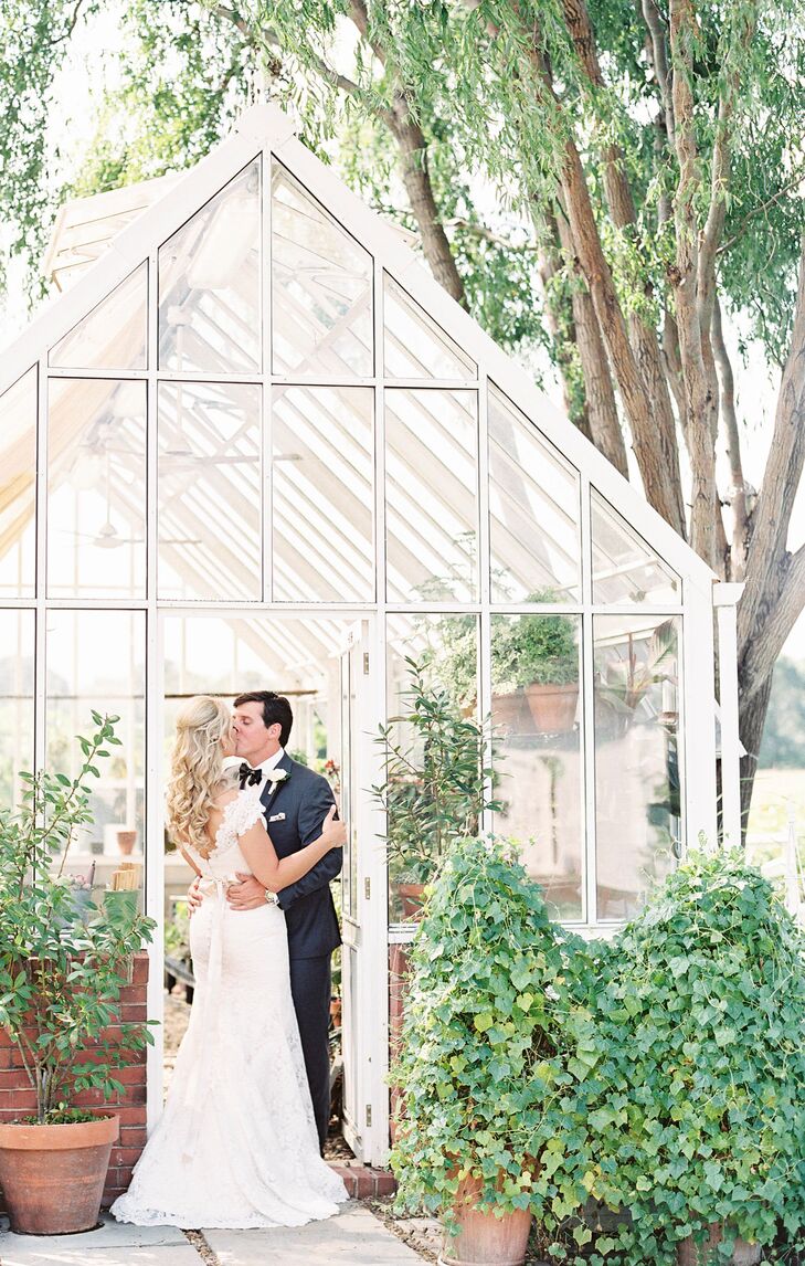 Drawing inspiration from the inn’s lush, manicured grounds, Kathryn worked with her planner to incorporate custom botanical and garden designs in the ceremony and reception decor.