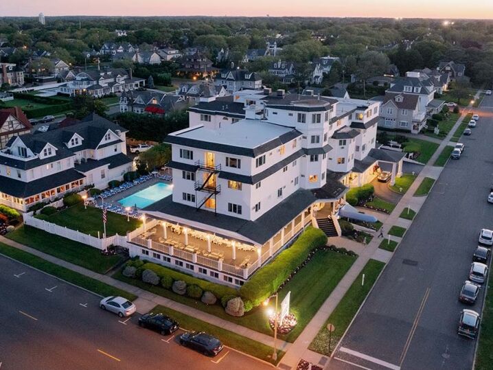 Picture of The Breakers on the Ocean