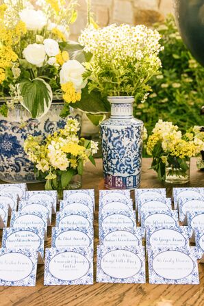 Blue and White Canton-Motif Vases and Escort Cards