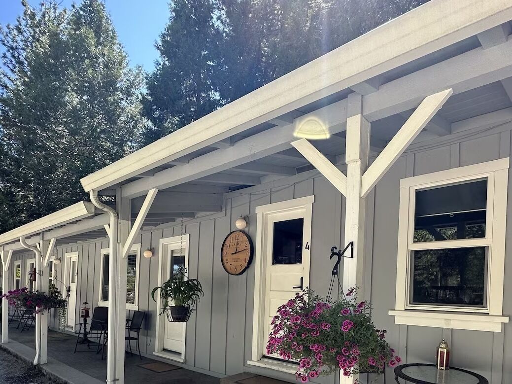 Picture of The Pines Inn and Cottages