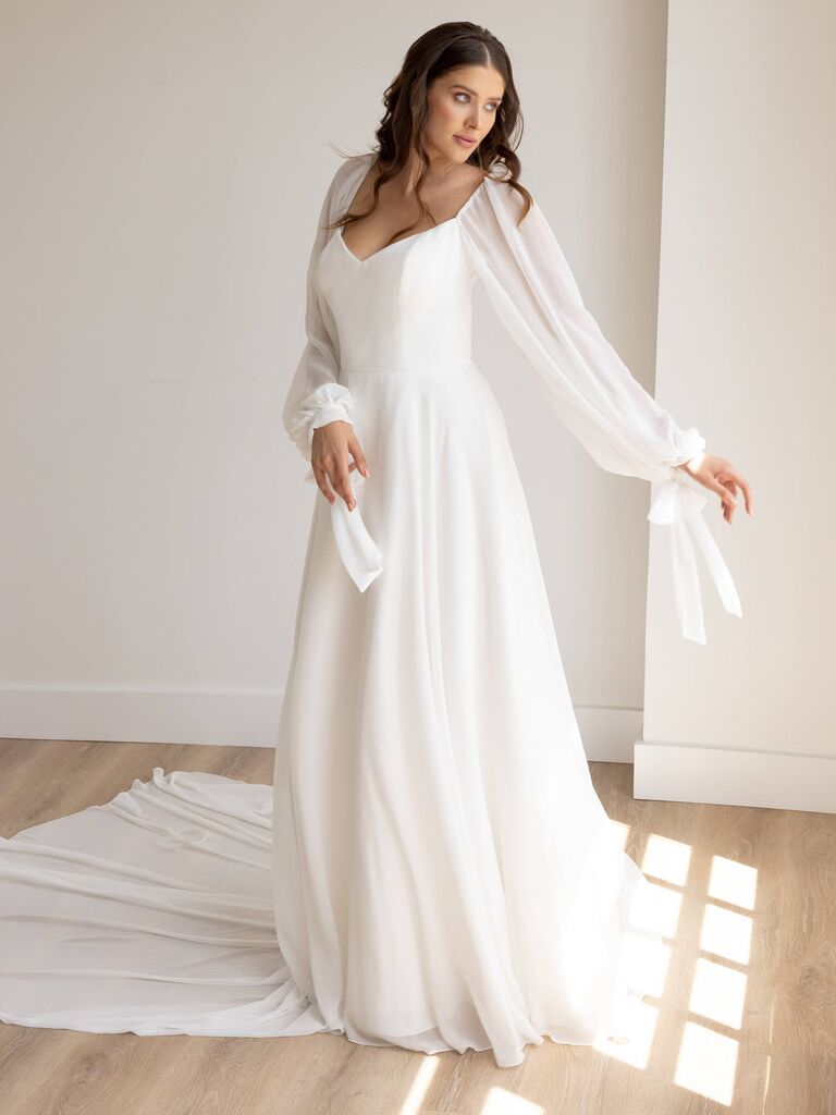 Long sleeved wedding dress by Rebecca Schoneveld. 