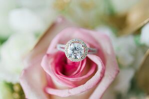 Round-Cut Engagement Ring with Yellow Gold Halo