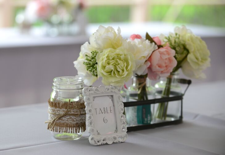 The DIY décor, largely homemade by Leigh and her mother, gave the woodsy venue a rustic, crafty look. rnrn