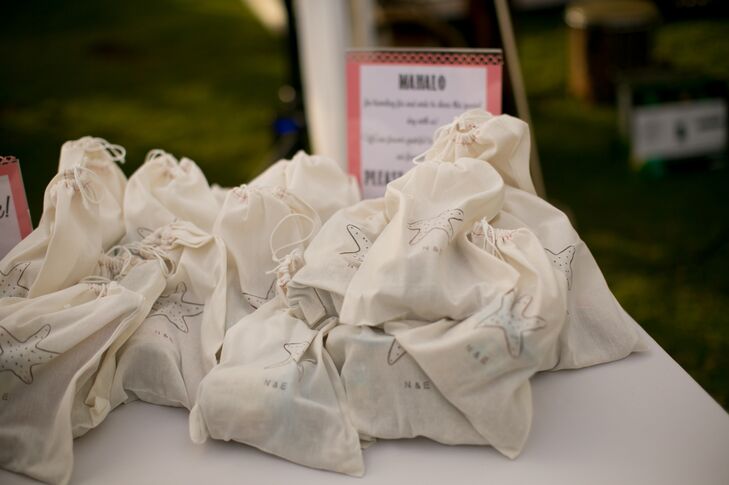 “We gave each guest linen bags filled with macadamia nuts, Hawaiian salt, shell necklaces and customer fortune cookies,” Evelyn says. The pouches had starfish designs that added to the tropical theme.