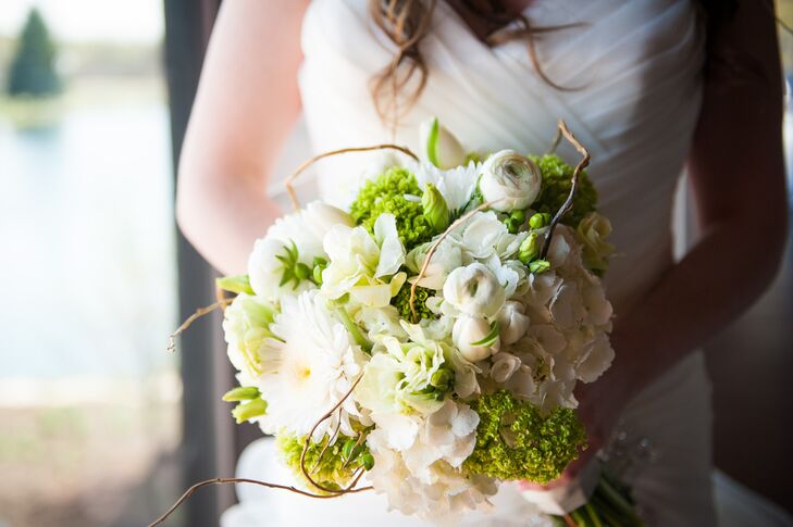 When it came to all the wedding’s flowers, Shannon and Tom enlisted the help of the florists at Wild Orchid to bring their vision to life. The talented designers whipped up a beautiful spring-inspired arrangement of ranunculus, gerber daisies, hydrangeas and curly willows for Shannon to carry down the aisle.