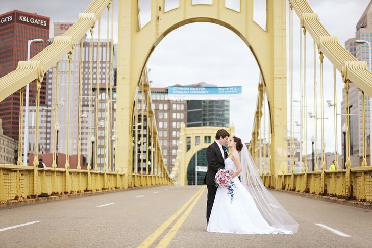 Sean and Erin had a photo session on the landmark Robert Clemente Bridge in Pittsburgh, Pennsylvania.