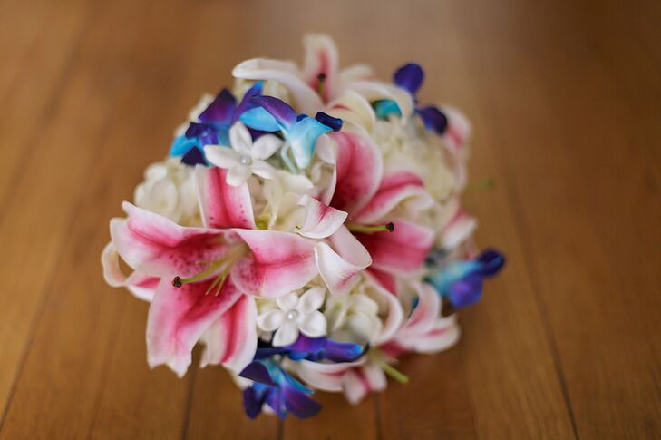 The bridal bouquet had pink lilies and dyed blue bom dendrobium orchids along with stephanotis flowers.