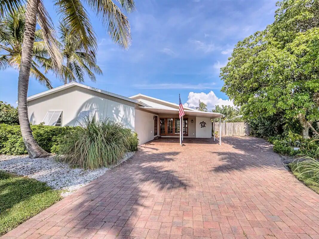 Picture of Airbnb: Sans Souci - 4/3 Coastal Cottage in Bonita Shores
