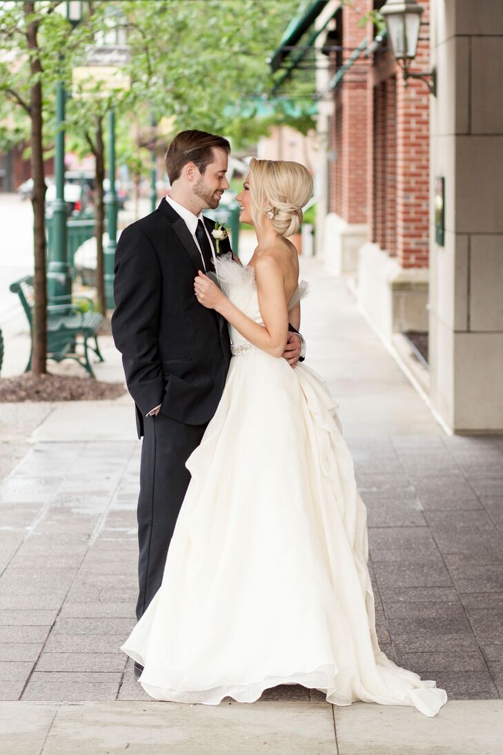 Taylor's modern Carol Hannah dress featured a draped linen ball gown skirt and a deconstructed tulle bodice.