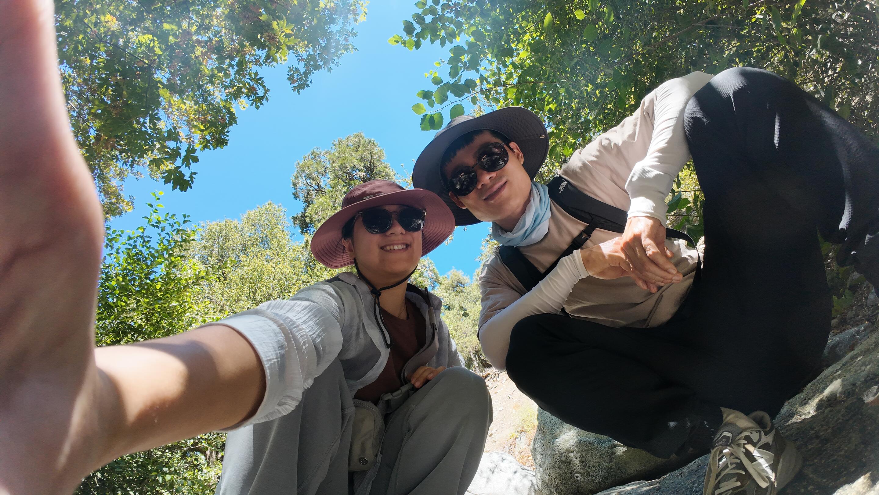 第一次一起长距离徒步，走了16公里。
Our first 10-mile hike together.