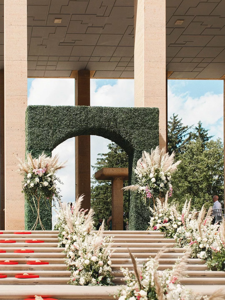 This hedge-inspired arch is sure to delight a crowd.
