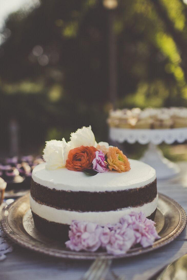 In addition to cupcakes, the couple wanted a naked chocolate cake for cutting, which was decorated with roses and ranunculuses.