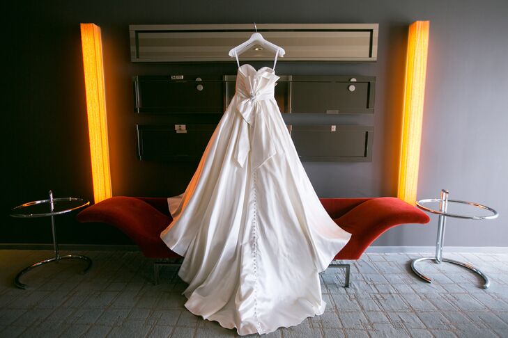Taylor chose a strapless ivory wedding gown with a sweetheart neckline by LulaKate (it even had pockets!).