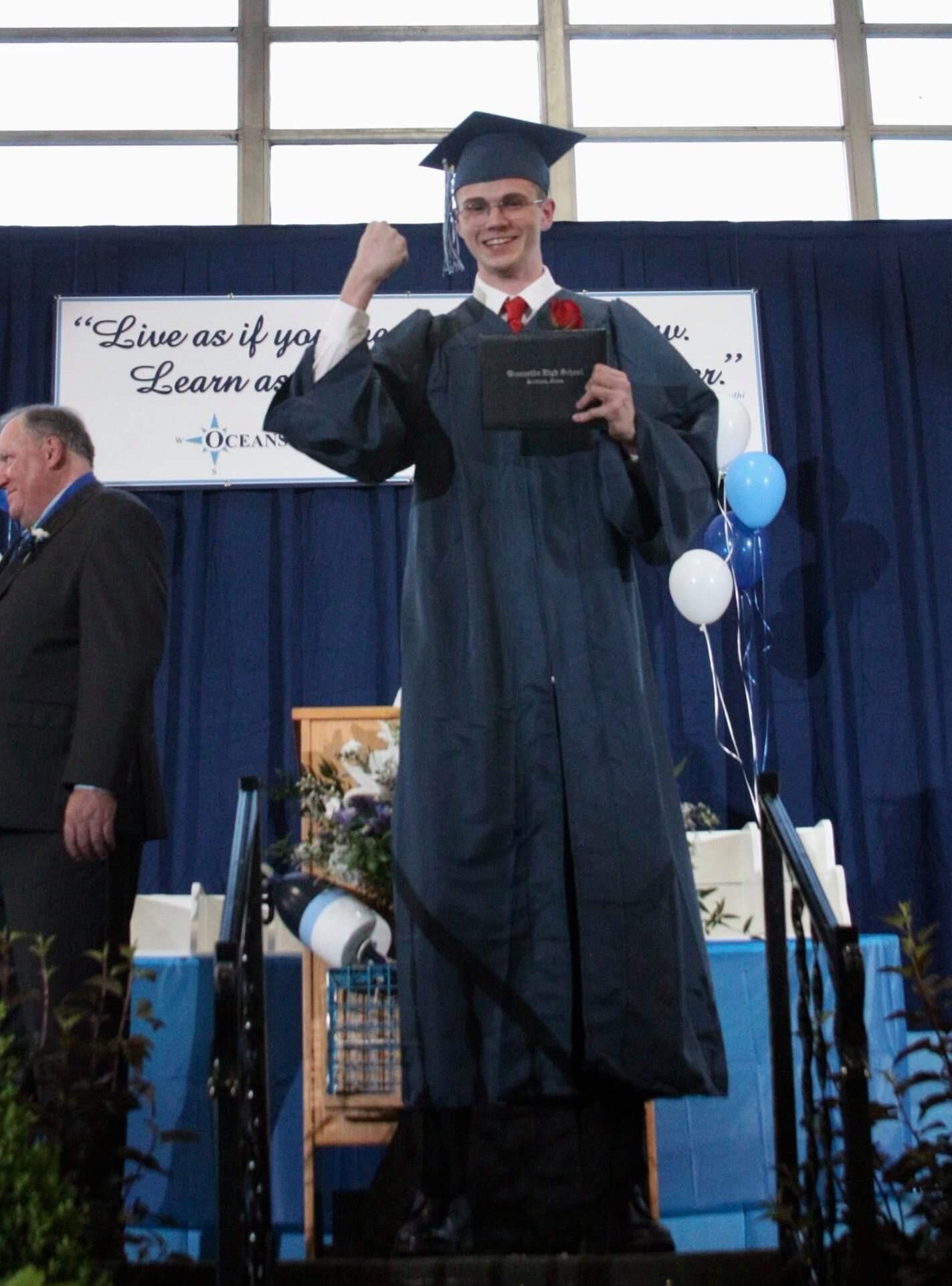 Nick Graduates High School/Nick se Gradúa de la Secundaria