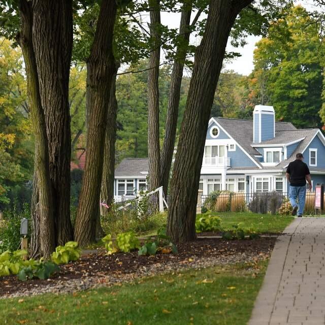 Picture of Lake Geneva Shore Path