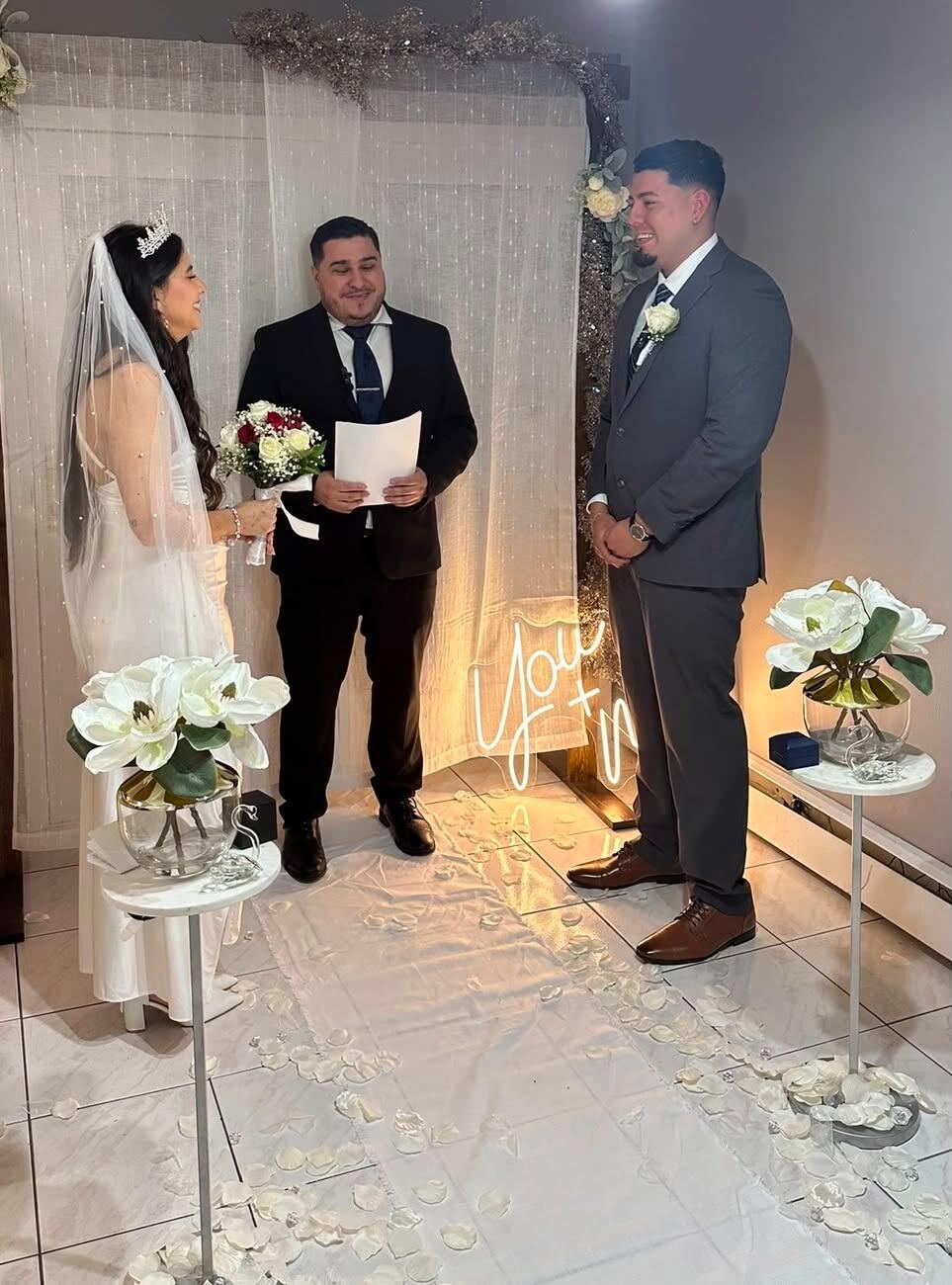 We secretly eloped, and Jeffrey officiated our wedding!

Nos casamos en secreto y Jeffrey ofició nuestra boda!
