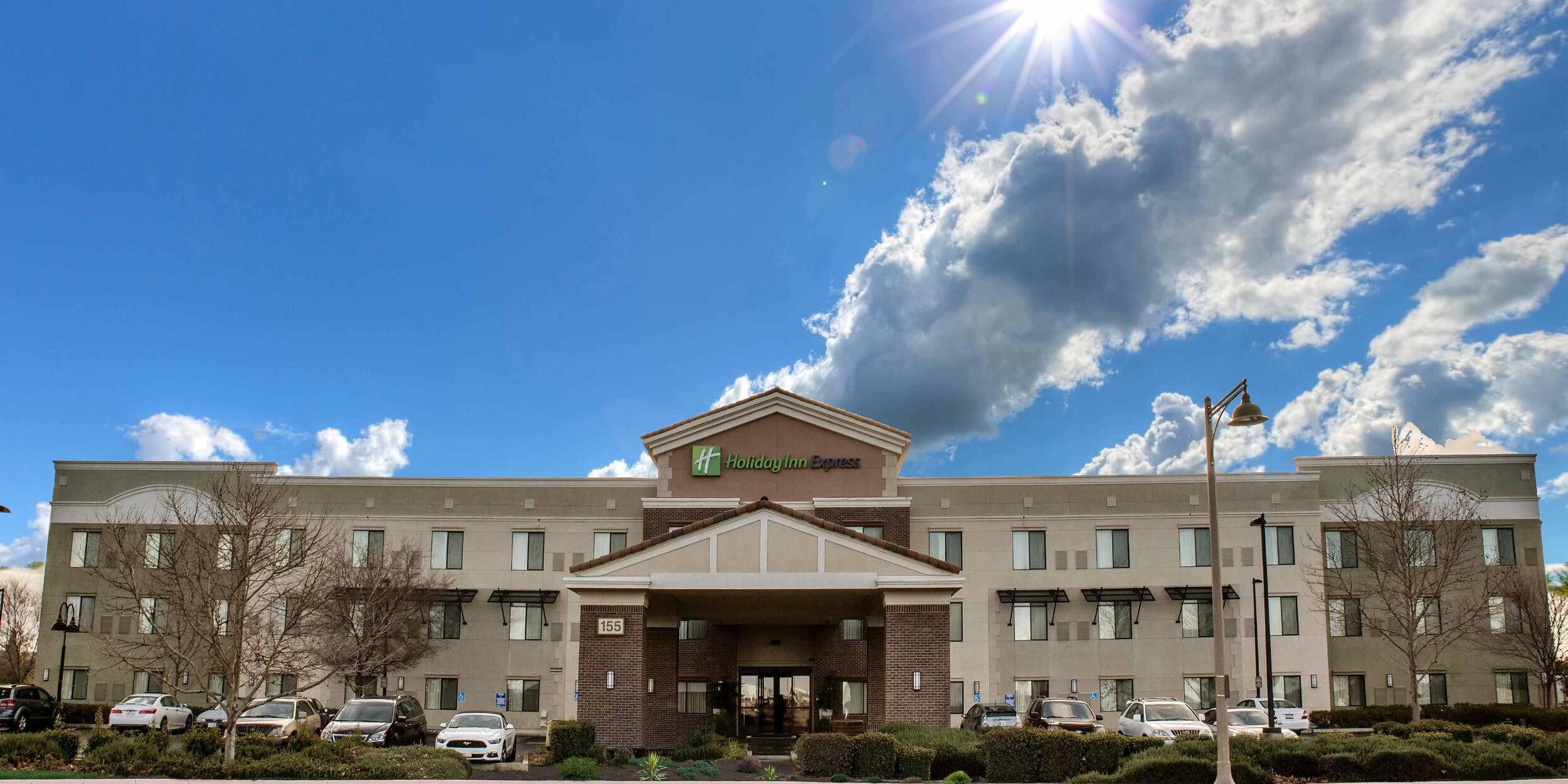 Picture of Holiday Inn Express & Suites Lincoln-Roseville Area