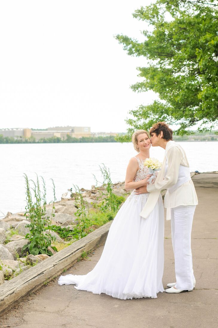 Jamie Leeds (54 and a restauranteur) and Tina McDaniel (40 and a communications consultant) embraced their love of the sea with a cool color palette f