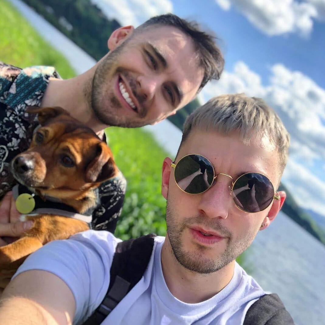 Twice the kahus means twice the treats:  Charles gives his permission for Dan to move into the bachelor pad and Lee breaks the news that Christmas actually starts in September... 