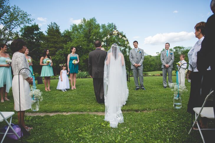 Nicole wore a cathedral veil from Monique Lhuillier for her outdoor ceremony.