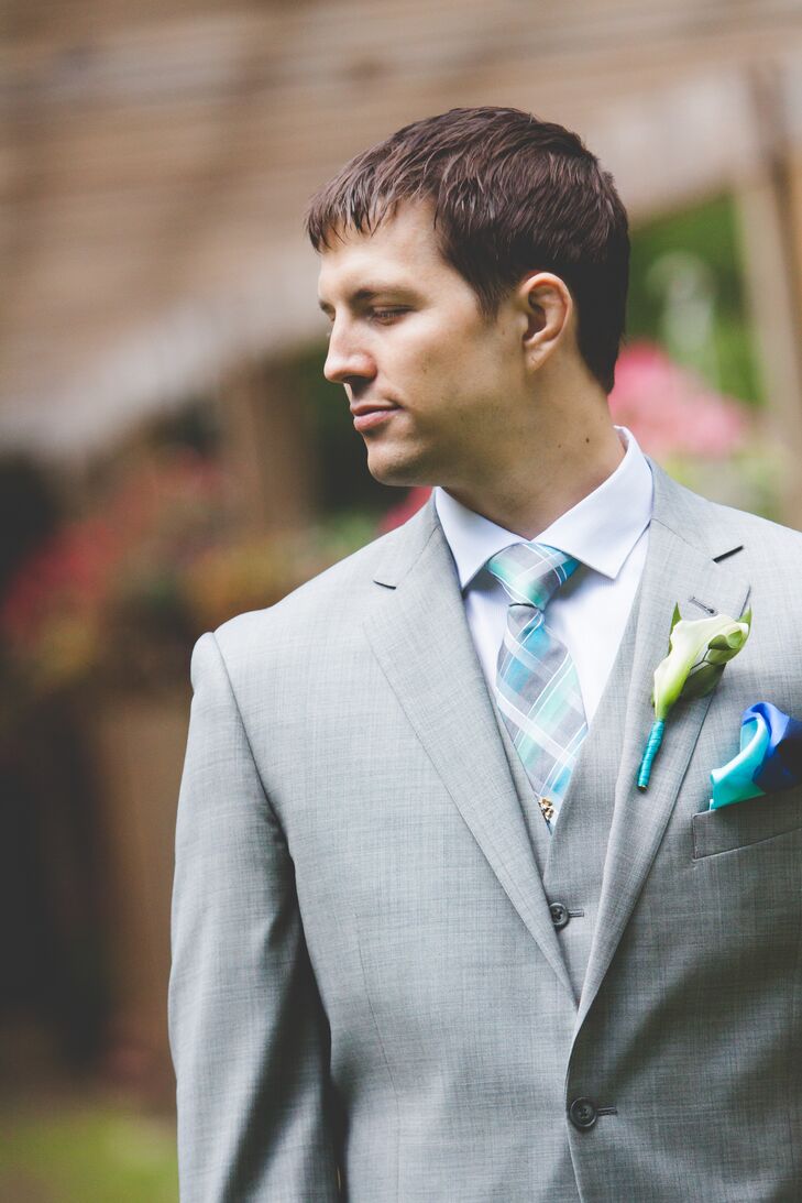 Dan wore a pale gray suit with a plaid turquoise tie, a turquoise pocket square and a calla lily boutonniere.