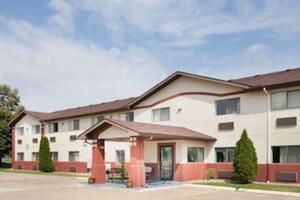 Picture of Super 8 by Wyndham Washington / Peoria Area