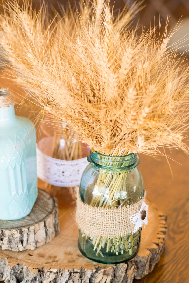 Misee and Scott filled the mason jar centerpieces with bundles of wheat. The wheat, which came from Scott's grandparents' farm, served as a symbol of Misee's time in Alpha Omicron sorority.