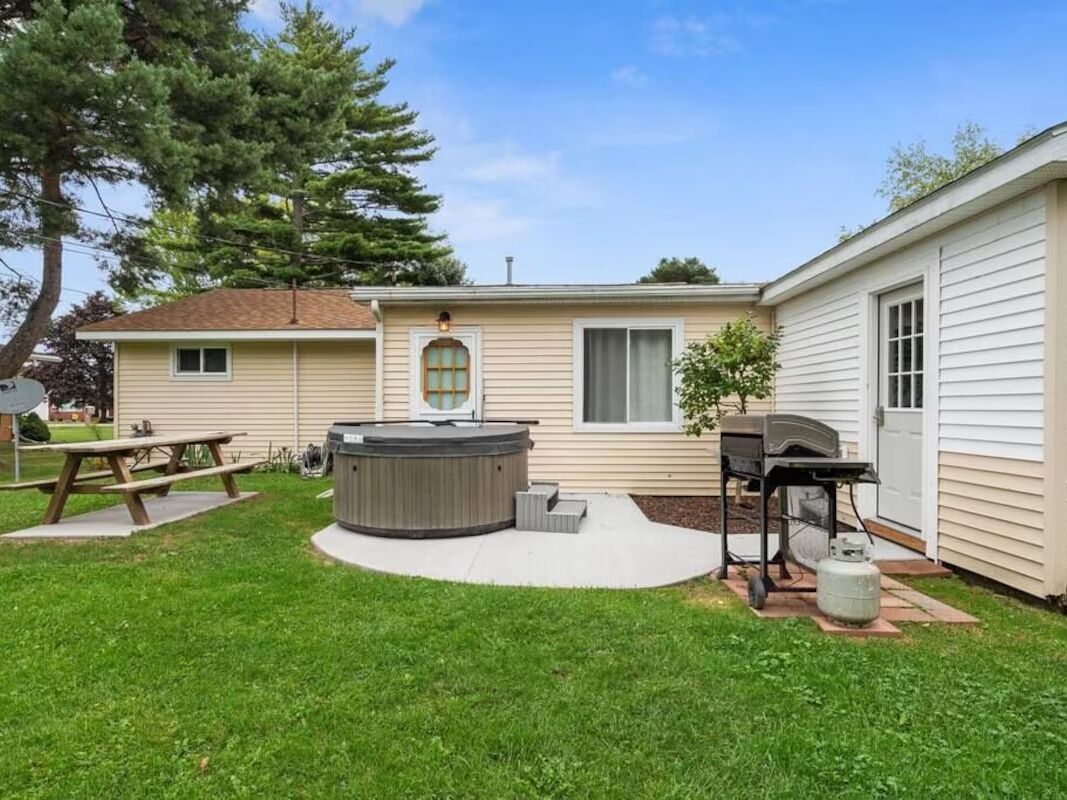 Picture of Luxurious Downtown Cottage (VRBO) 