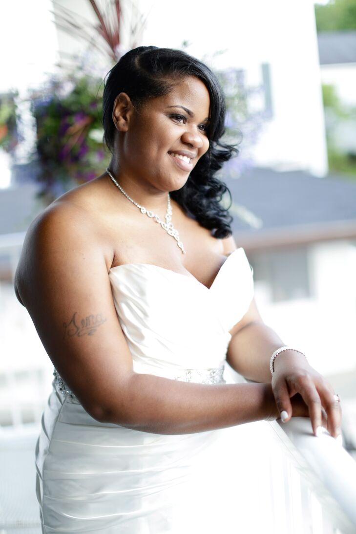 Gena wore an ivory strapless wedding dress purchased from Brides By Demetrios. The dress had a sweetheart neckline, which she wore with a silver necklace and bracelet to match.