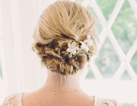 Must-Have Floral Accessories for Spring Weddings 