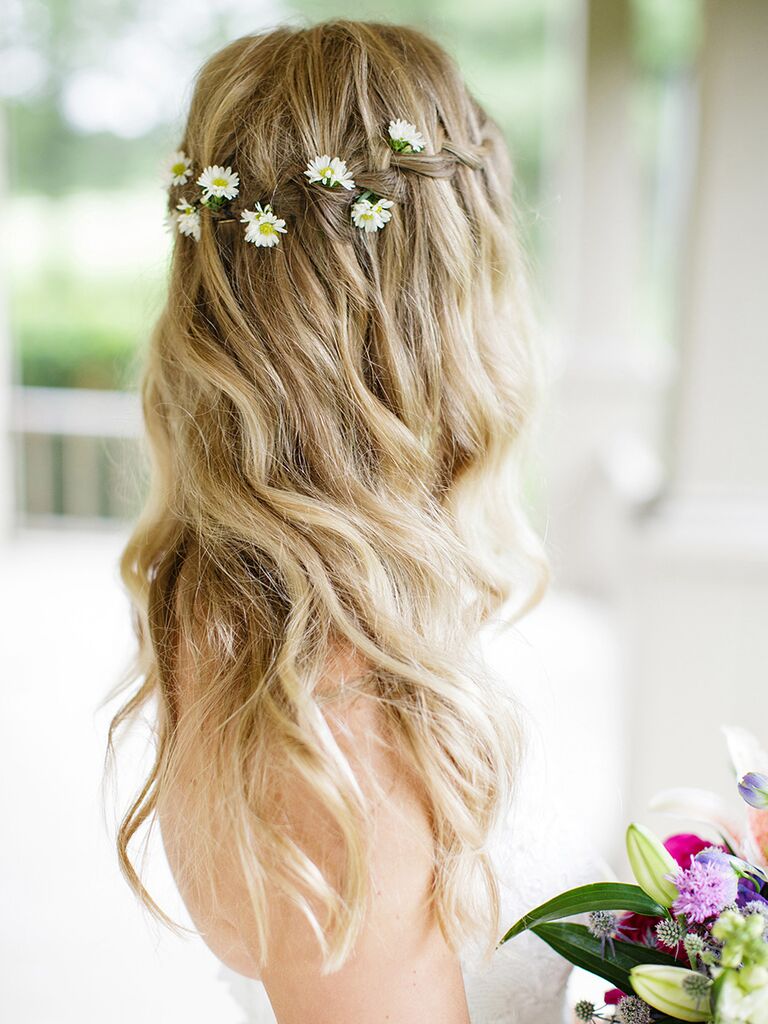 Loose waves with a braid and daisies