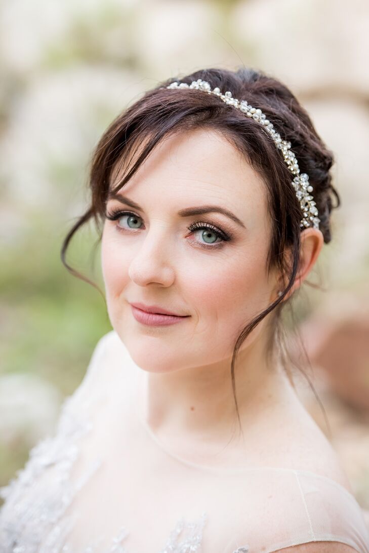 For a timeless, romantic look, Anna accessorized with a vintage-style gem-studded headband.