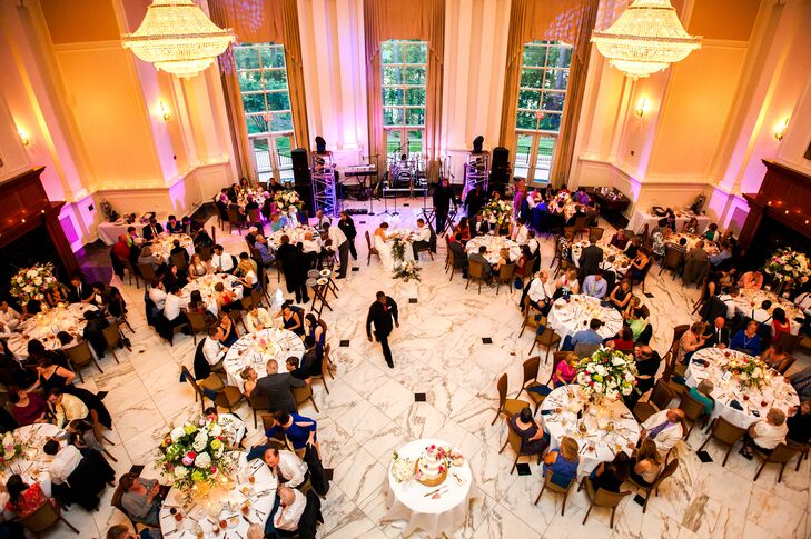 The State Club offers an impressive double staircase in the main foyer, marble floors and a ballroom with huge crystal chandeliers.