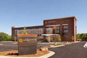 Picture of La Quinta Inn & Suites by Wyndham Braselton