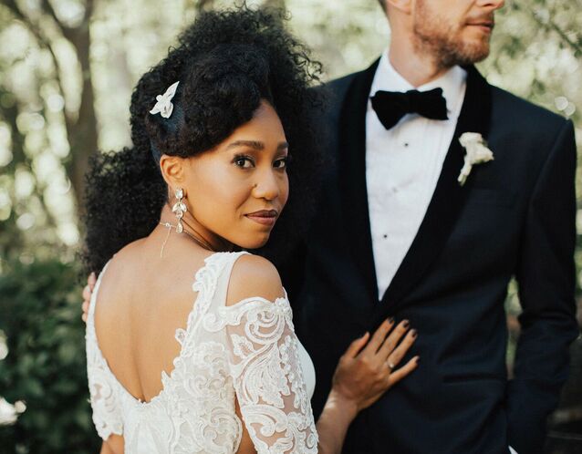 Bride with natural hairtstyle and clip on wedding day